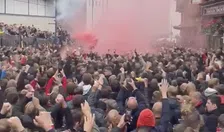 Heerlijke beelden vanuit Manchester: Twente-fans in een mars naar Old Trafford