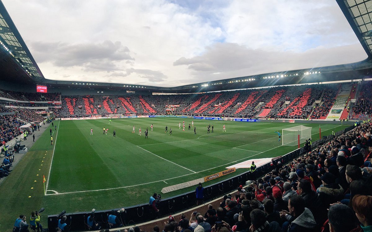 Hoeveel toeschouwers kunnen er in het stadion van Slavia Praag?