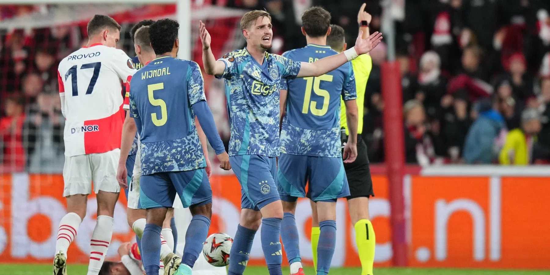 Ajax laat voorsprong glippen en speelt met tien man gelijk tegen Slavia Praag 