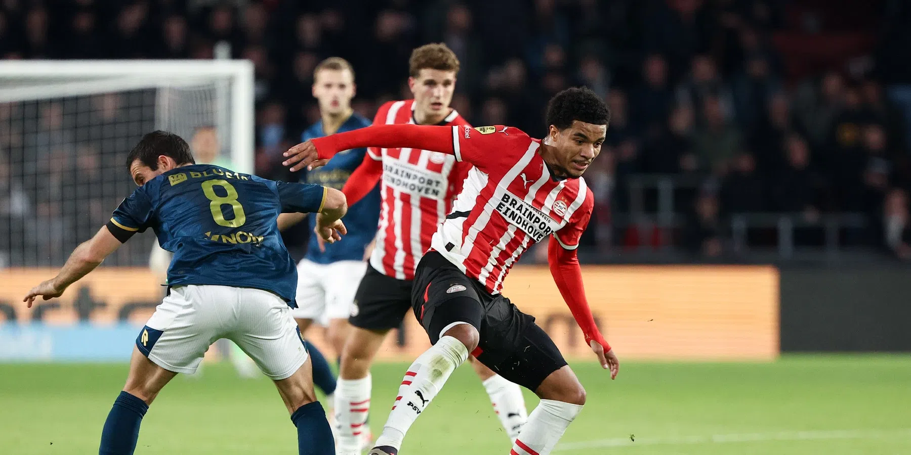 Tiental PSV overleeft vechtwedstrijd tegen Sparta, maar ziet wel De Jong uitvallen