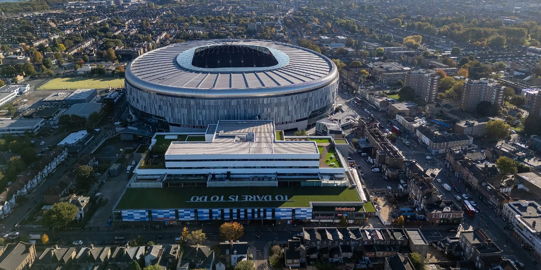 In dit enorme stadion neemt AZ het op tegen Tottenham Hotspur in de Europa League