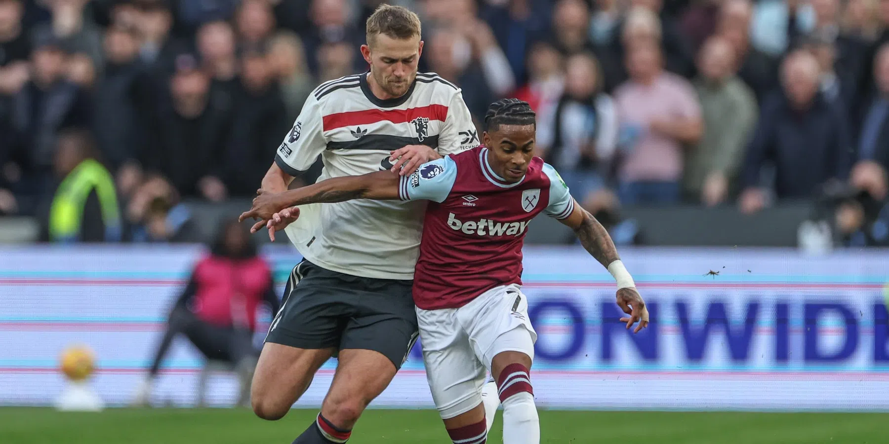 Engelse media zien controversiële penalty en gemiste kansen bij Manchester United