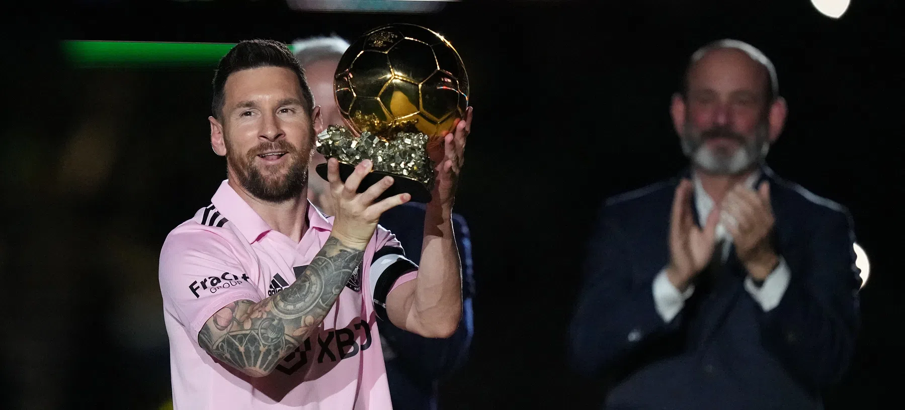 Waar wordt de Ballon d'Or uitreiking uitgezonden op televisie?