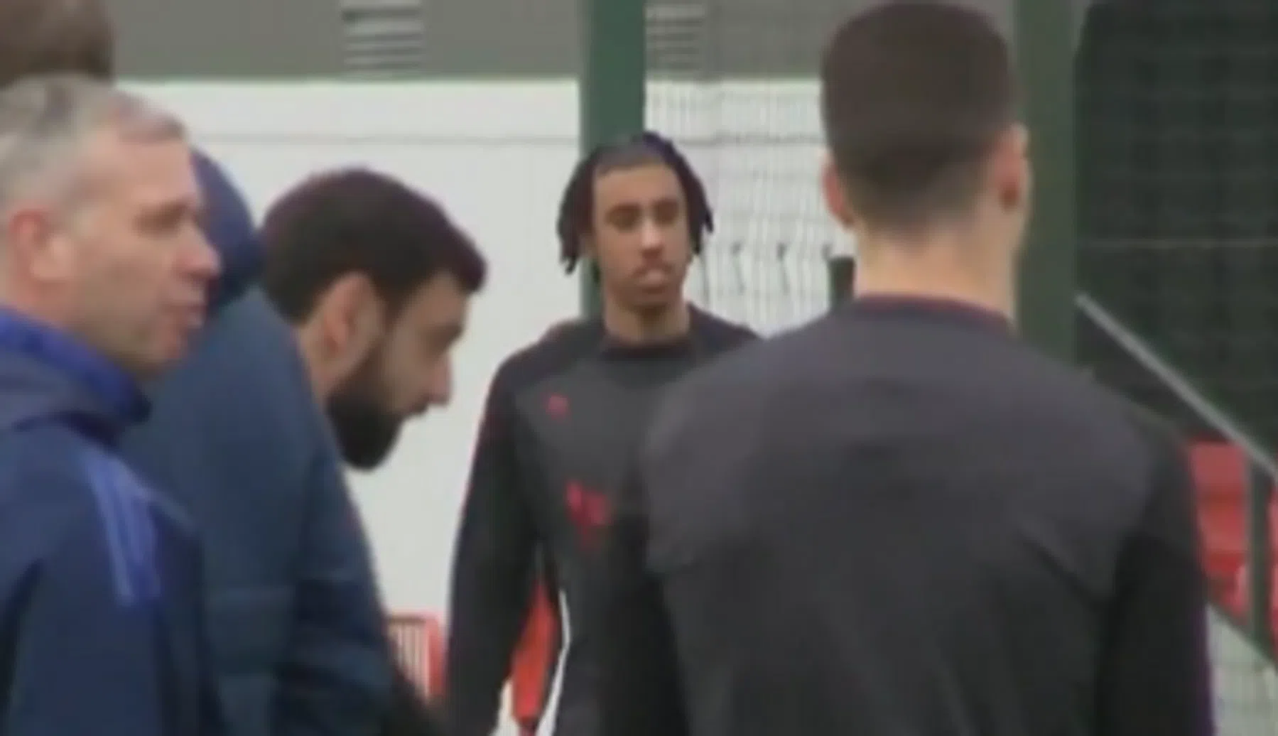 Leny Yoro is terug op de training bij Manchester United