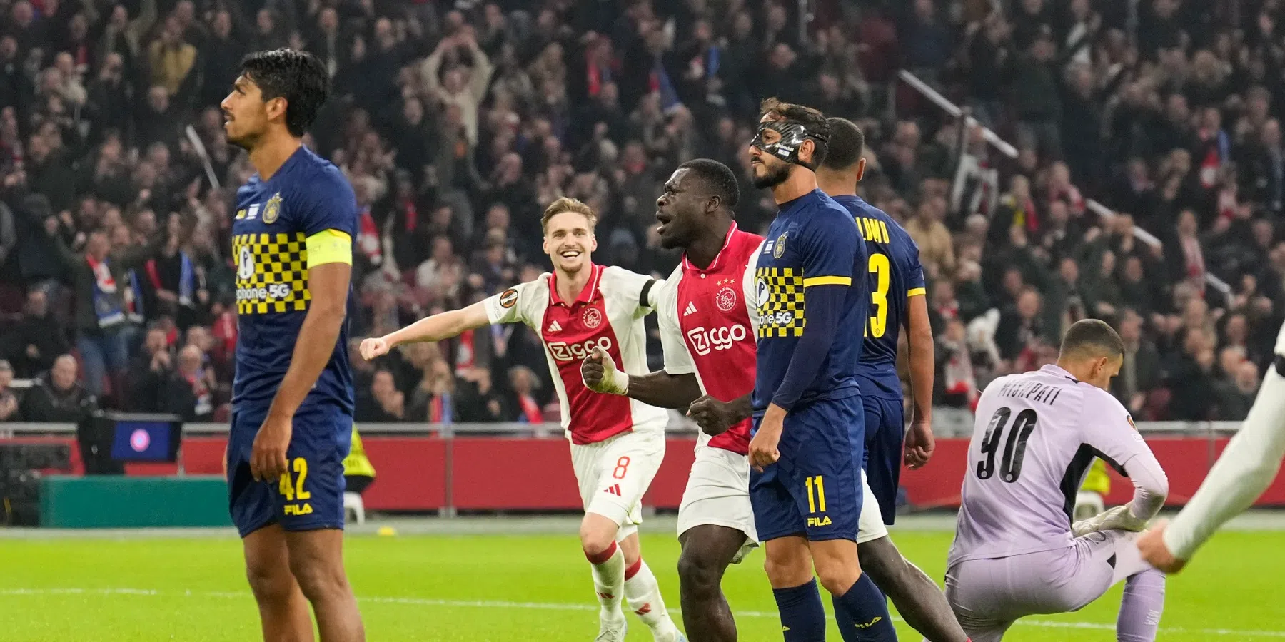 Ajax blaast Maccabi Tel Aviv omver en boekt volgende fraaie zege onder Farioli