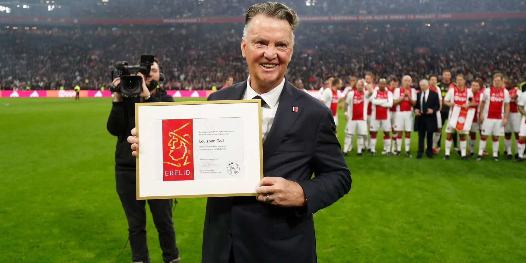 Van Gaal benoemd tot erelid voorafgaand aan de wedstrijd van Ajax-legends