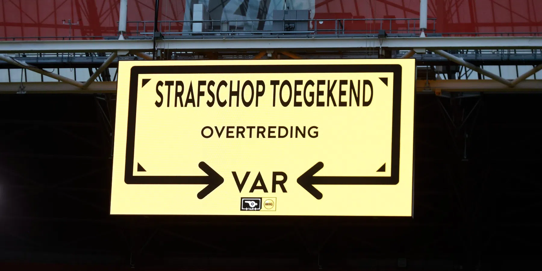 VAR in Eredivisie beperkt tot buitenspel en duidelijke fouten