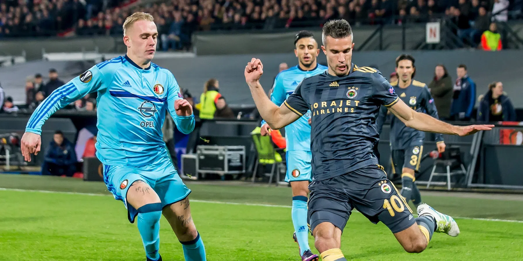 Toen Robin van Persie één keer tegenstander was in De Kuip - VN