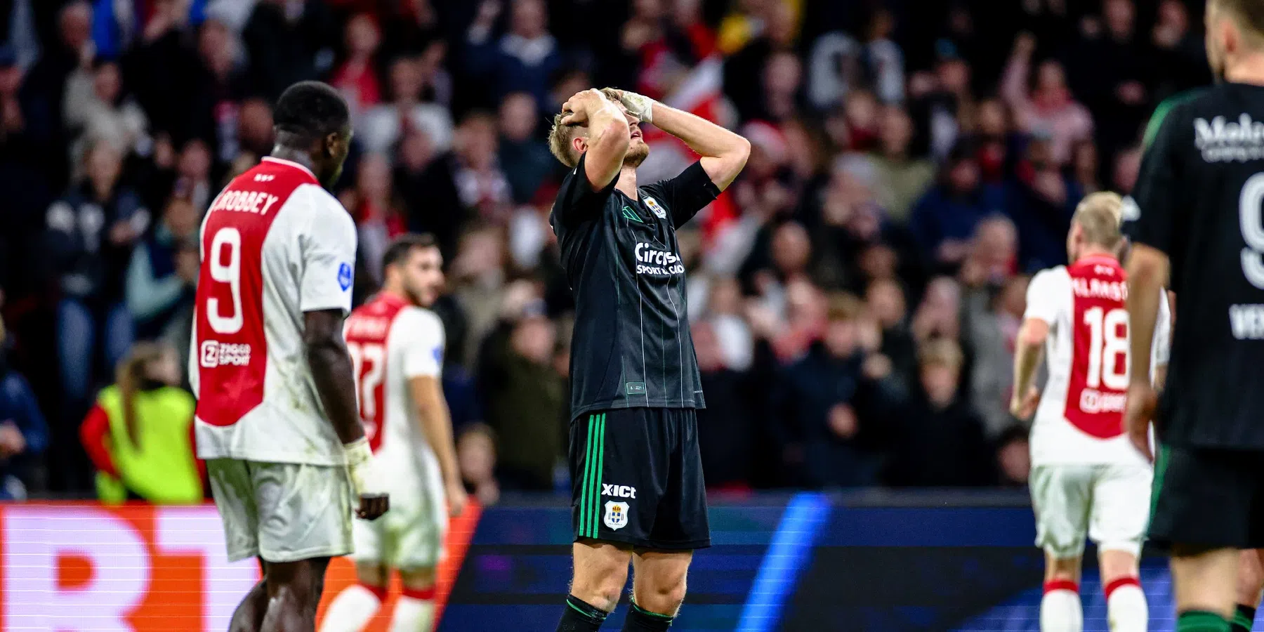 Ajax komt slappe start te boven tegen PEC en staat weer boven Feyenoord door zege