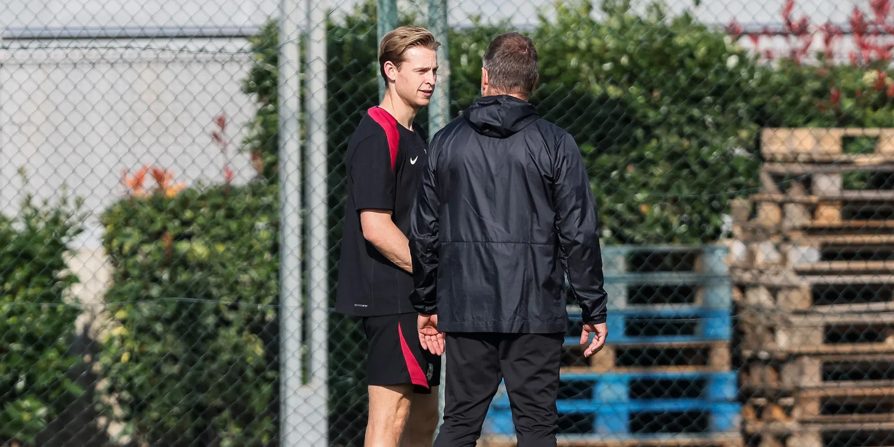 Hansi Flick heeft het vrijdag opgenomen voor Frenkie de Jong