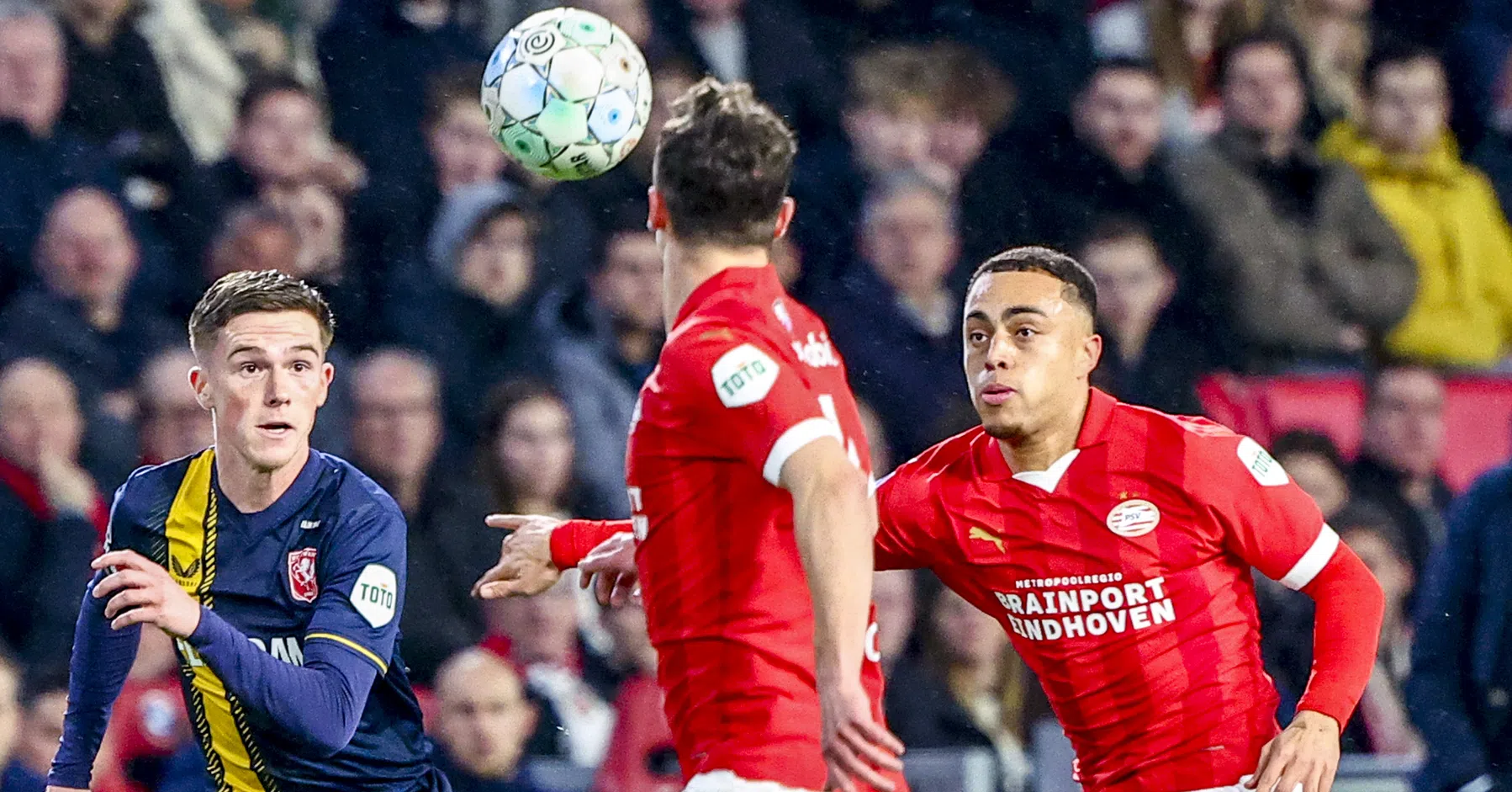 Waarom wordt PSV - FC Twente op vrijdagavond gespeeld? | VoetbalNieuws