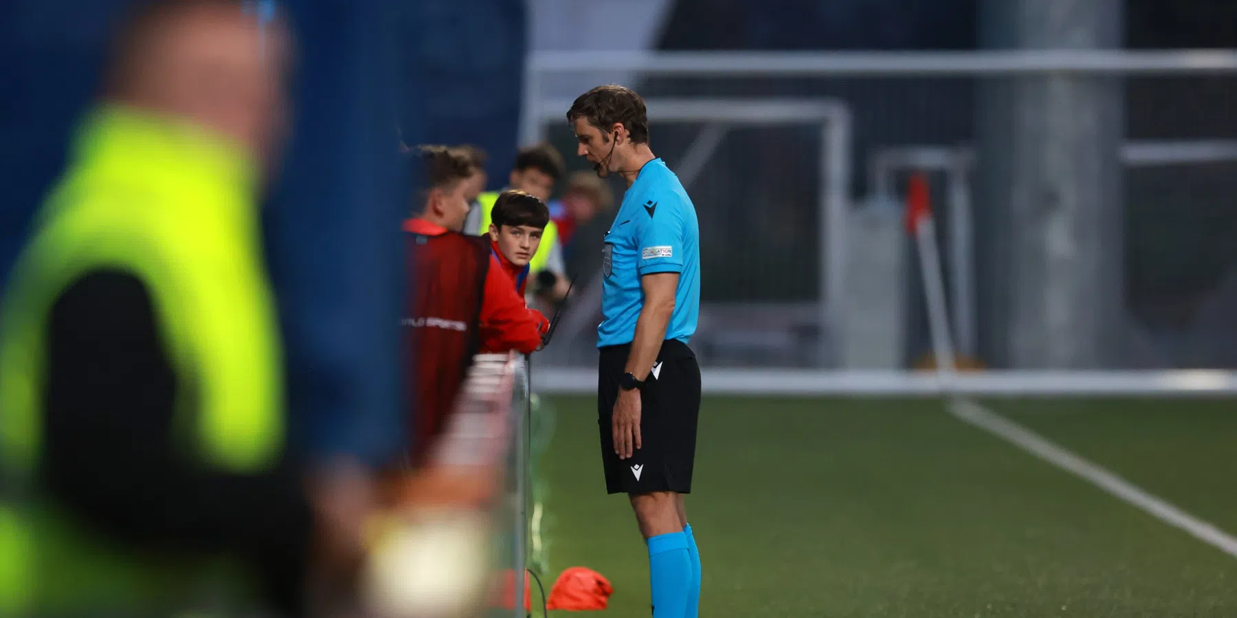 Nieuwe voetbalregel: tijdrekken door keepers wordt hard aangepakt - VN