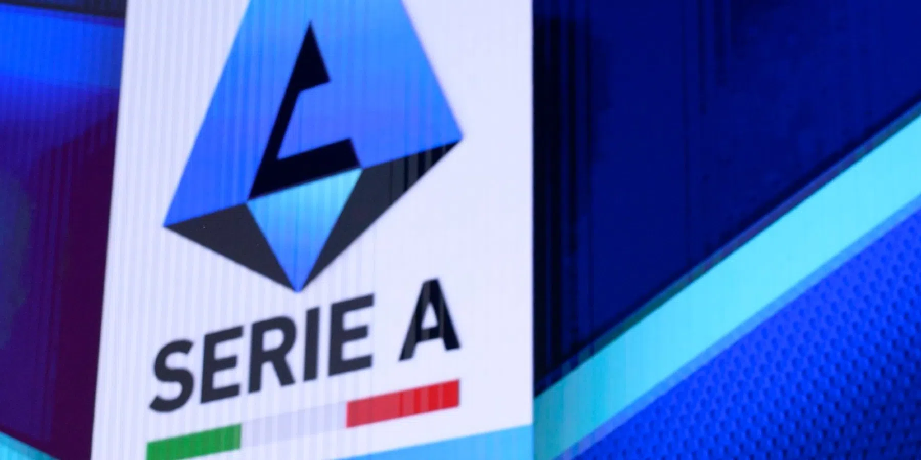Waarom hebben Italiaanse scheidsrechters een zwarte streep op hun gezicht?