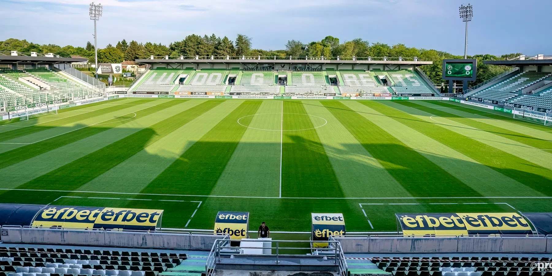 AZ speelt tegen Ludogorets in de Huvepharma Arena - VN