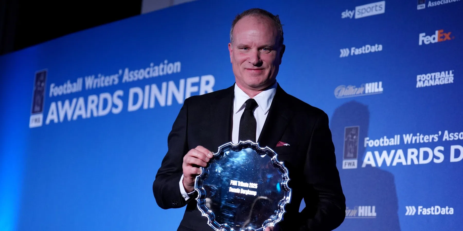 Dennis Bergkamp ontvangt Tribute Award van FWA in Londen