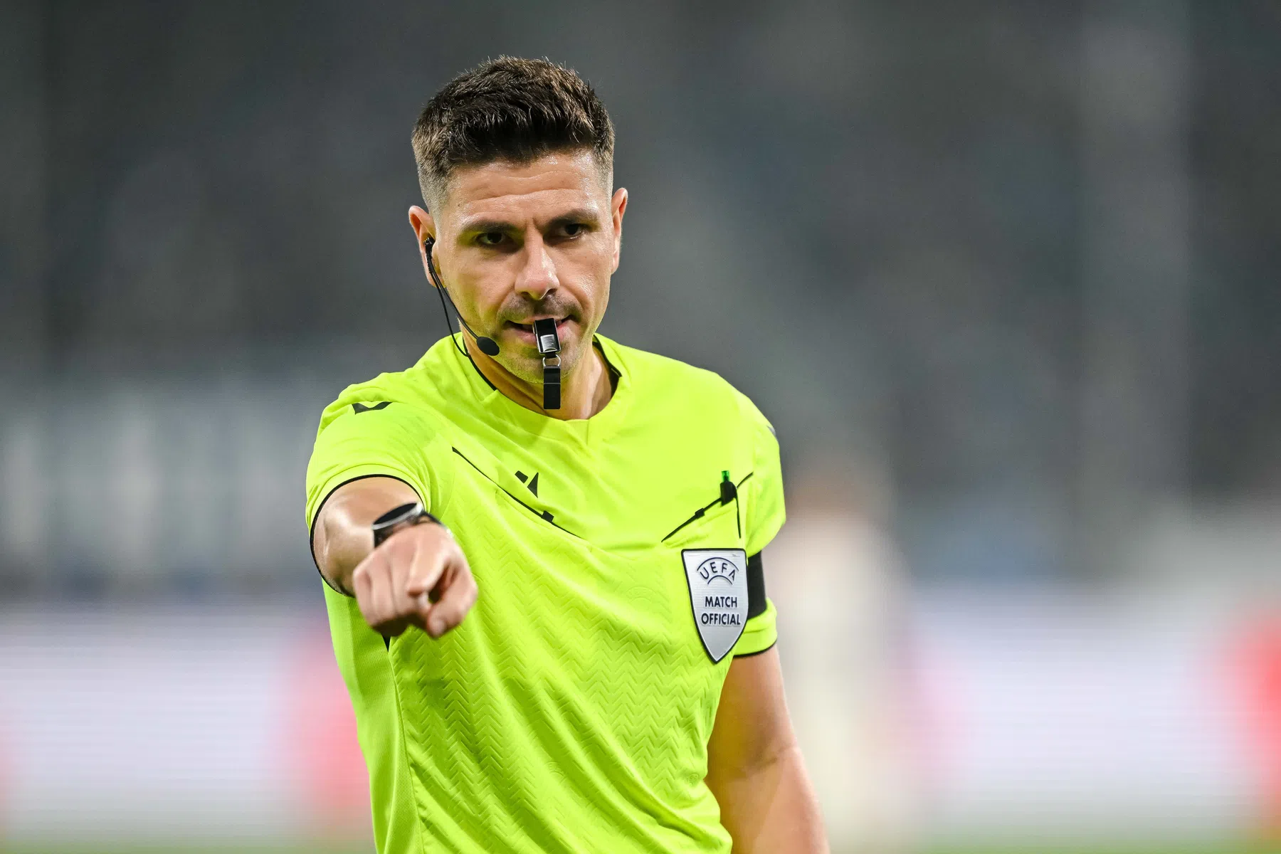 Roemeense scheidsrechter Marian Barbu fluit Rigas FS - Ajax | VoetbalNieuws