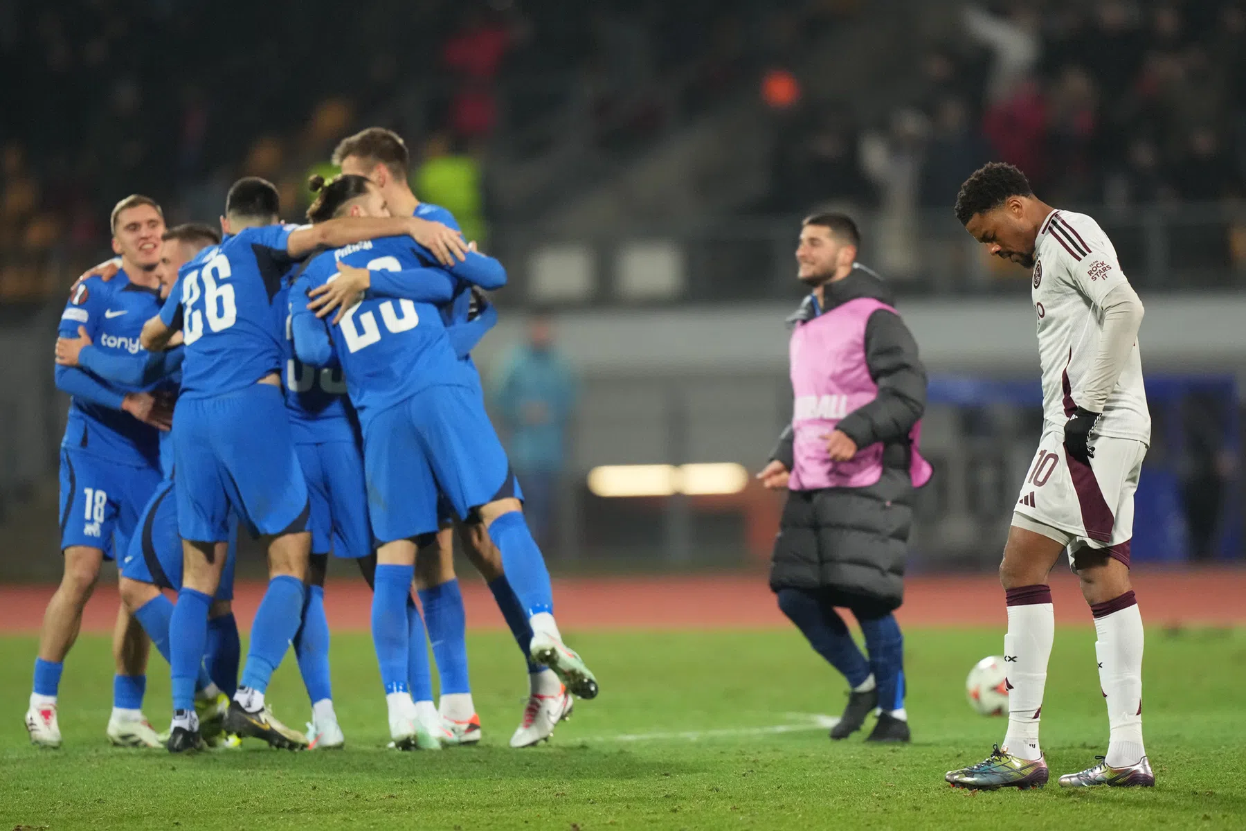 Letse kranten vieren RFS-zege op Ajax: 'Geschiedenis geschreven' | VoetbalNieuws