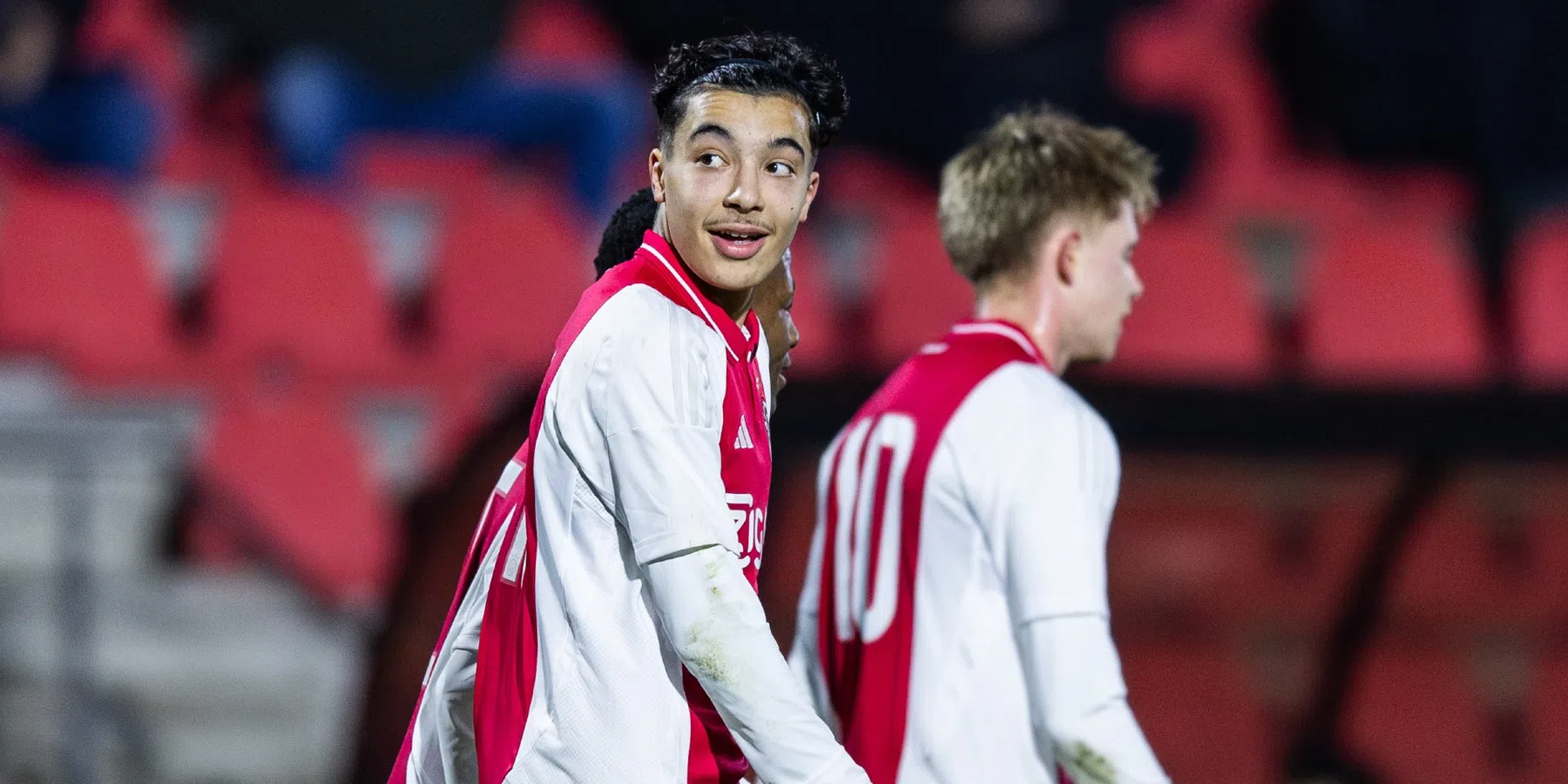 Rayane Bounida op weg naar Ajax-exit: onderhandelingen stukgelopen | VoetbalNieuws