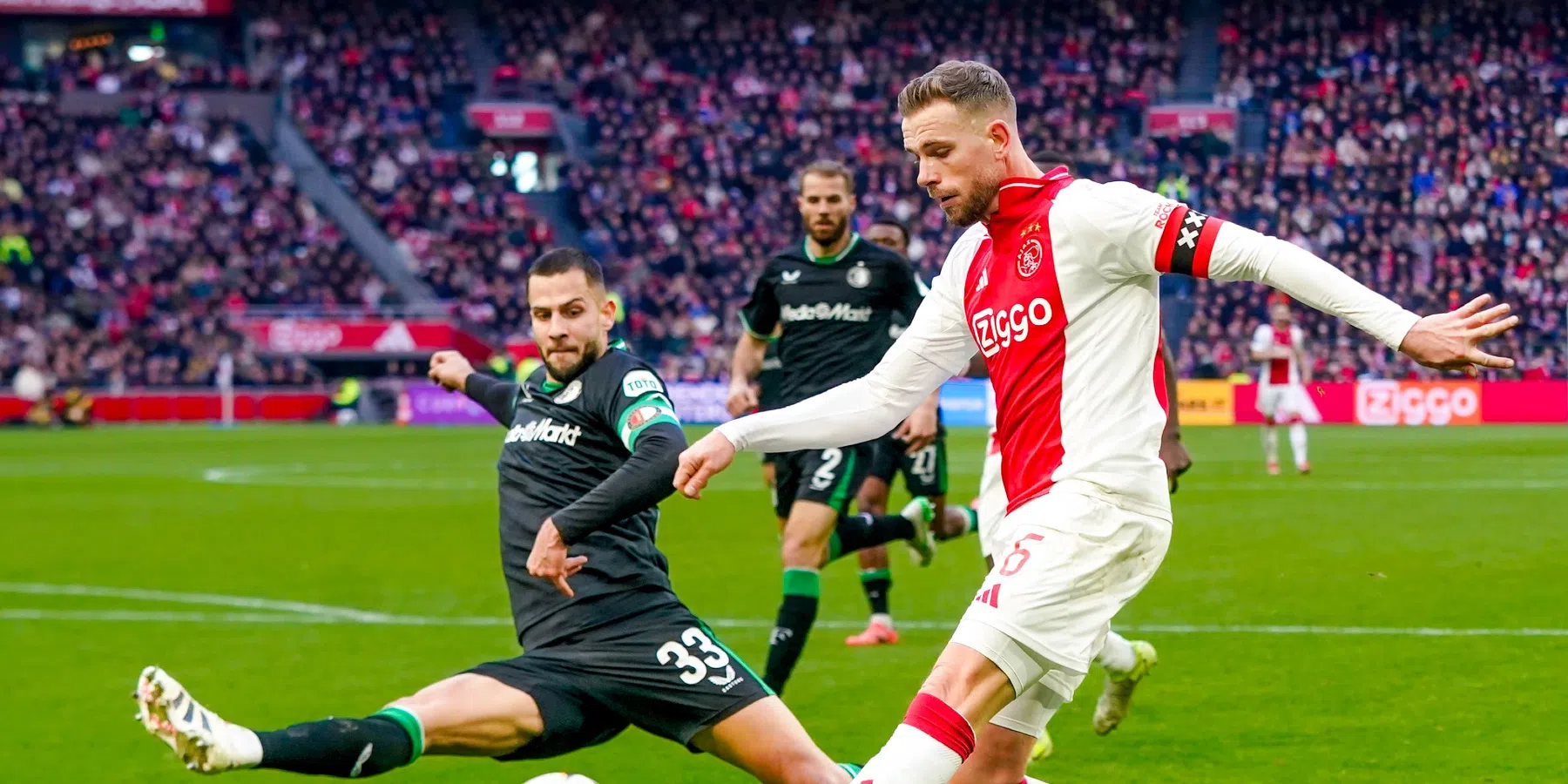 Ajax wint Klassieker in slotminuut en maakt titelstrijd weer écht spannend