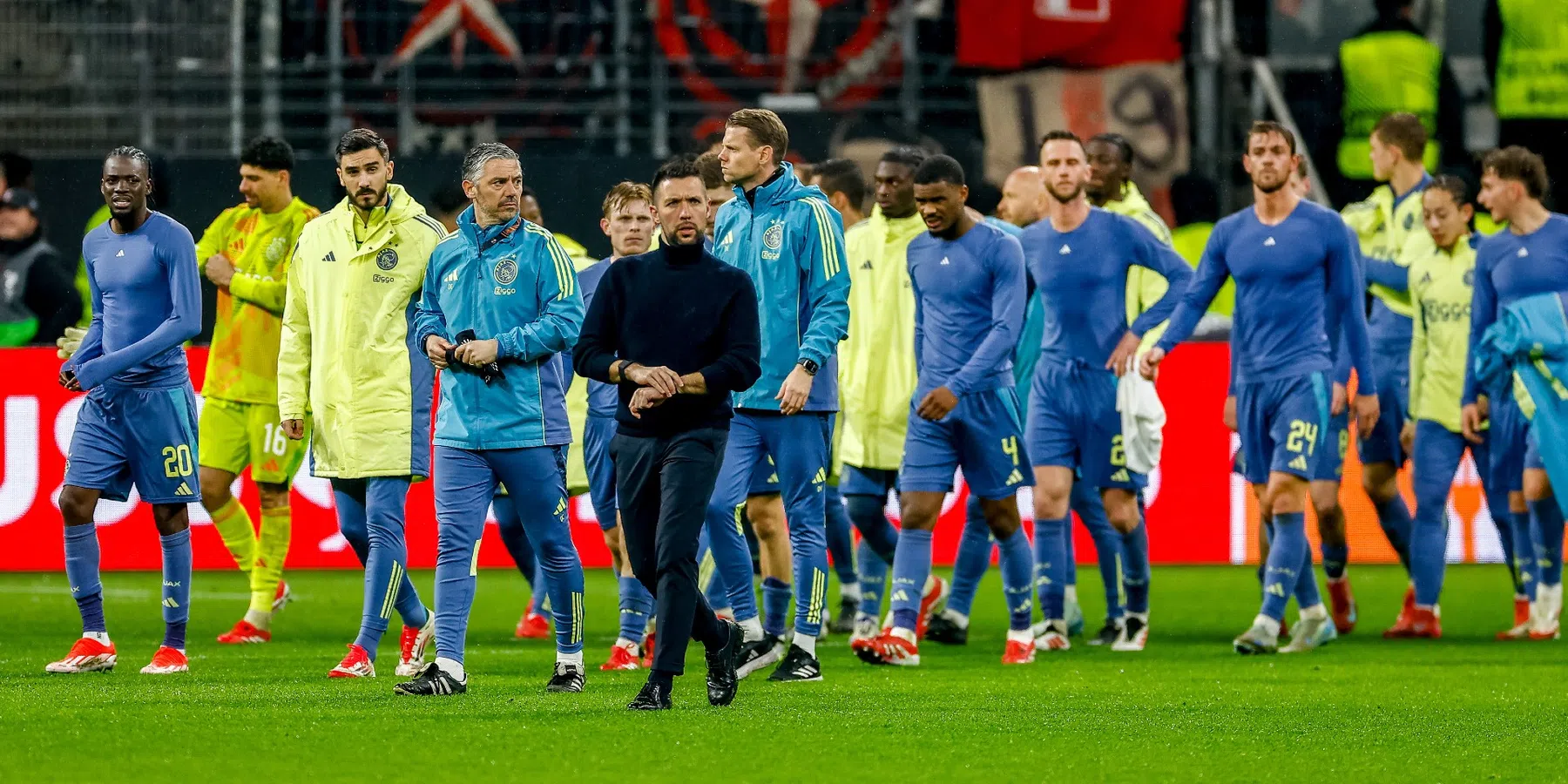 Kranten vernietigend na Ajax-deceptie: 'Wanprestatie van kansloos B-team'