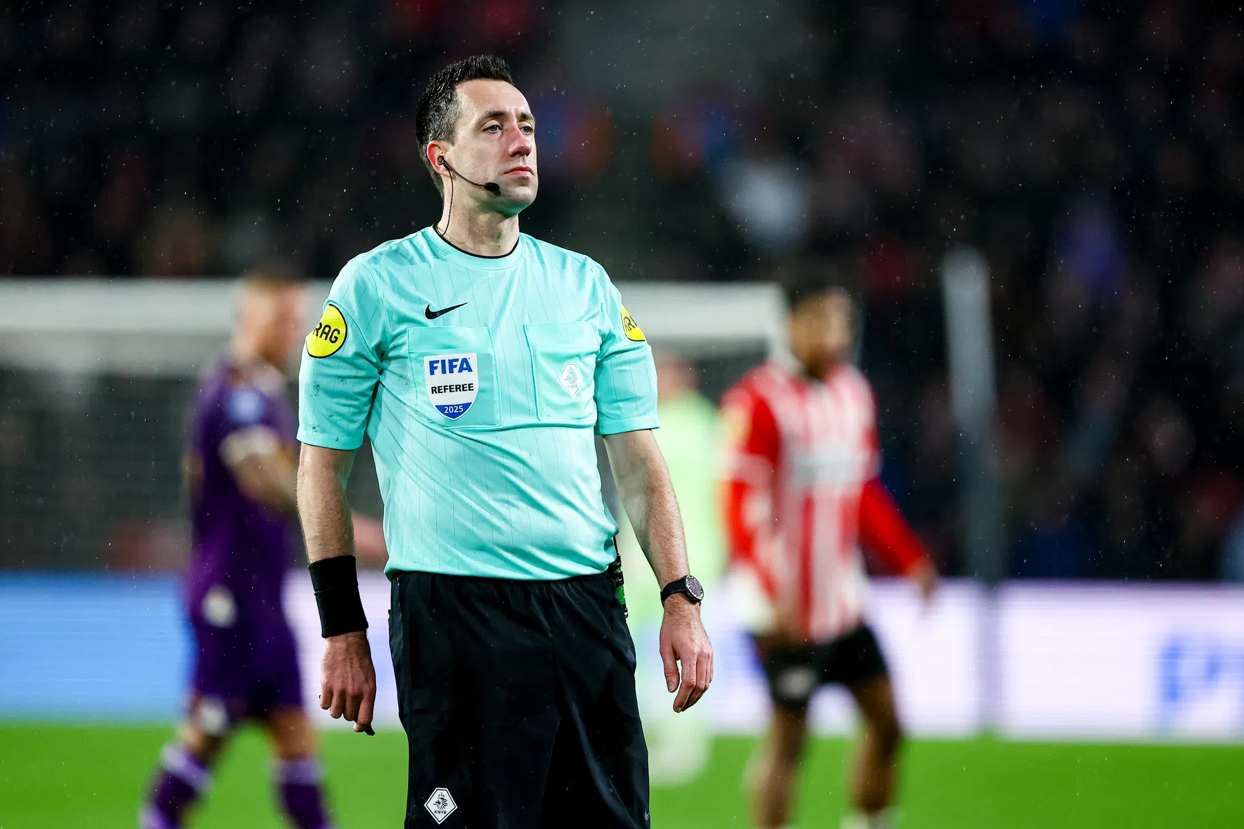 Dennis Higler fluit Ajax - AZ in de Eredivisie - VN