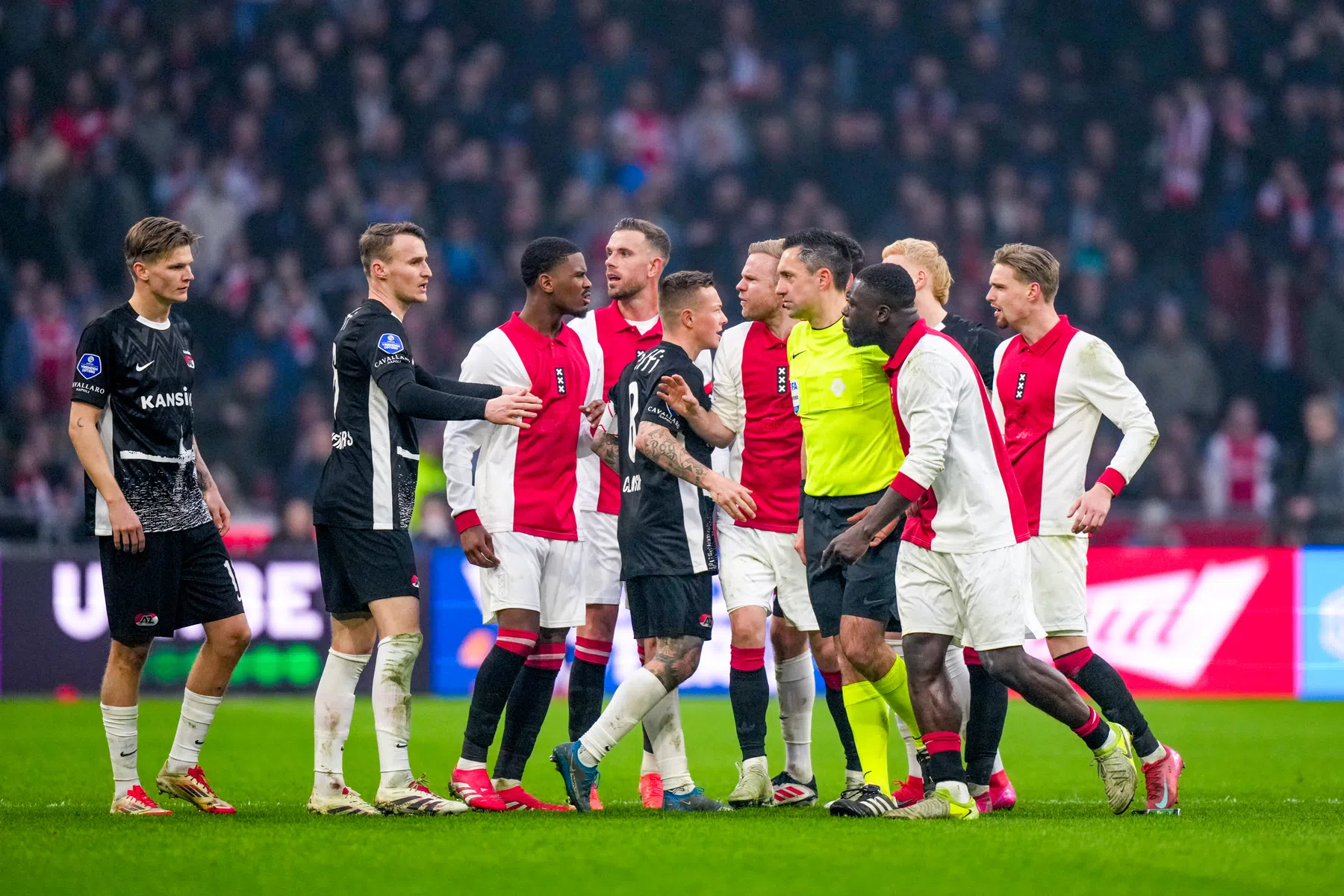 Ajax ontsnapt tegen AZ, maar woede over arbitrage overheerst | VoetbalNieuws