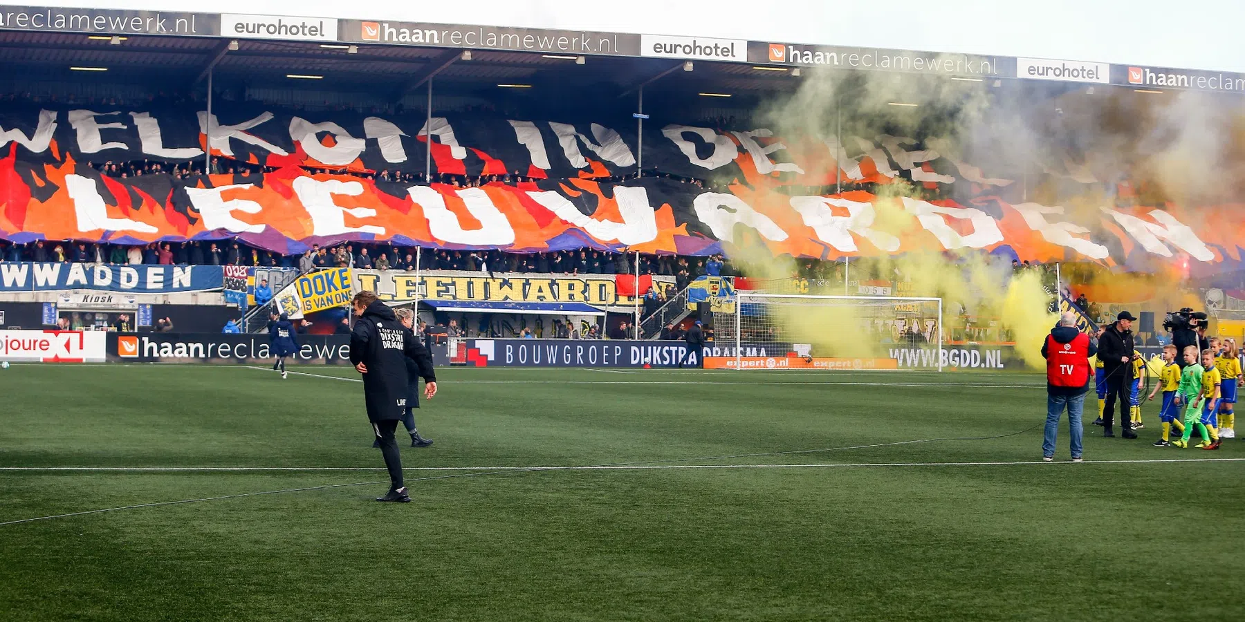 Dit is waarom vijf betaaldvoetbalclubs burgemeester Buma voor de rechter slepen