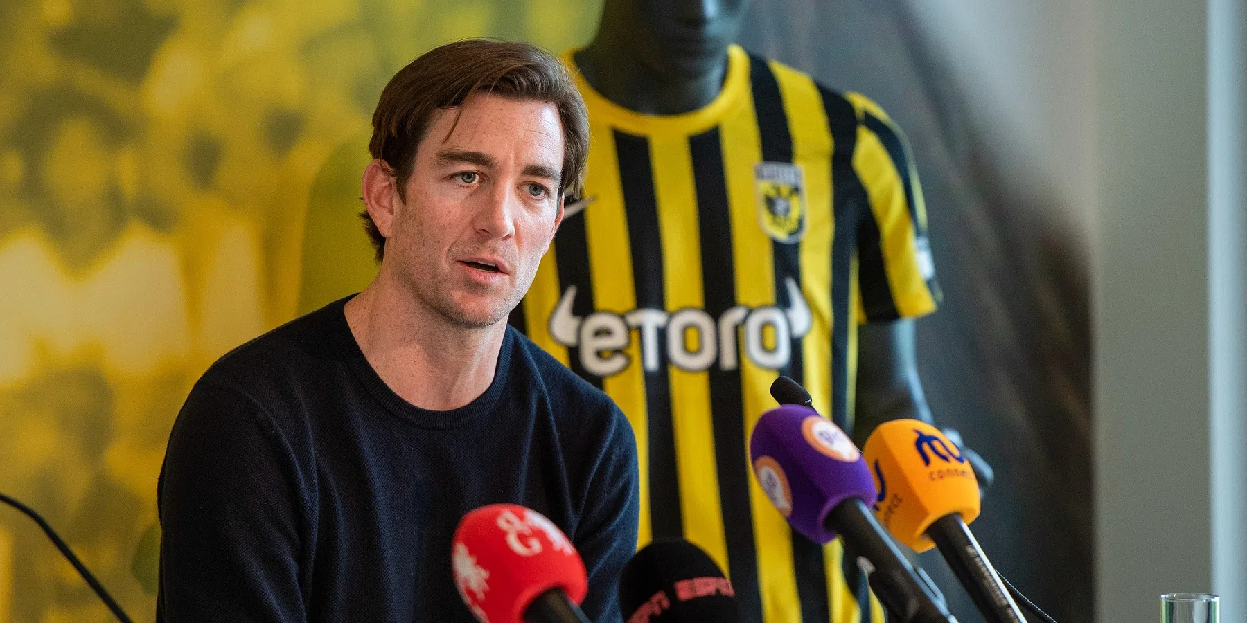 Vitesse in gevaar: Parry trekt alsnog aan touwtjes | VoetbalNieuws