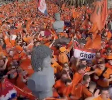 Heerlijke beelden: straten van Valencia kleuren oranje door Nederland-supporters