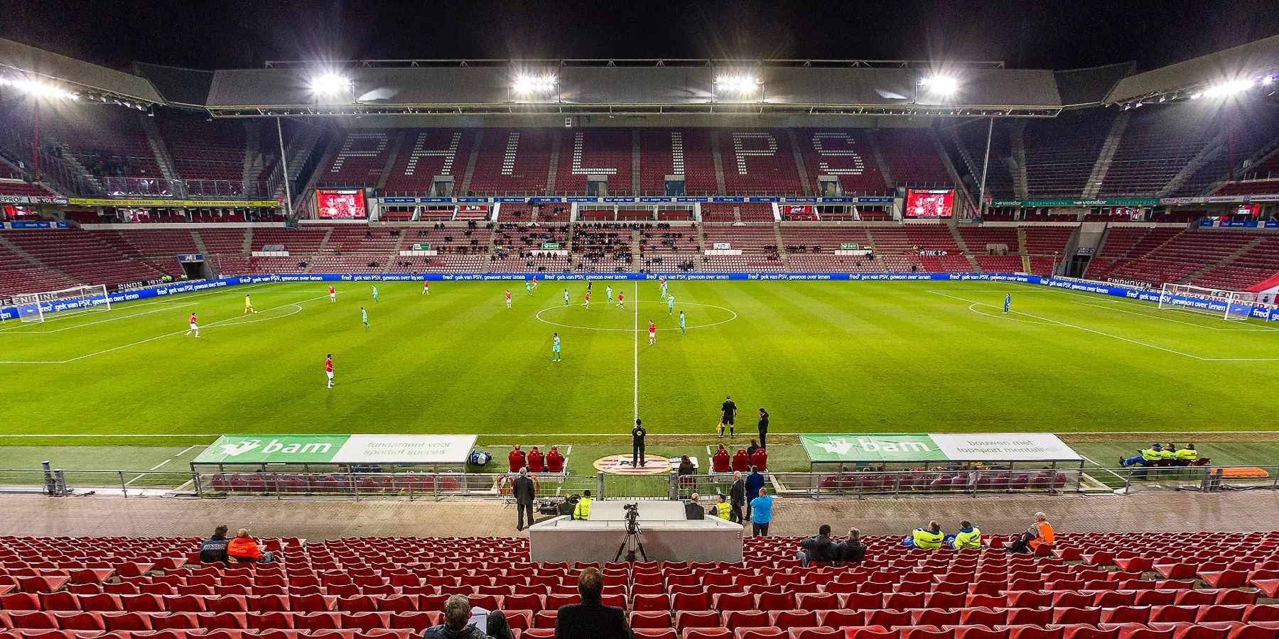 Capaciteit Philips Stadion: hoeveel mensen passen erin?