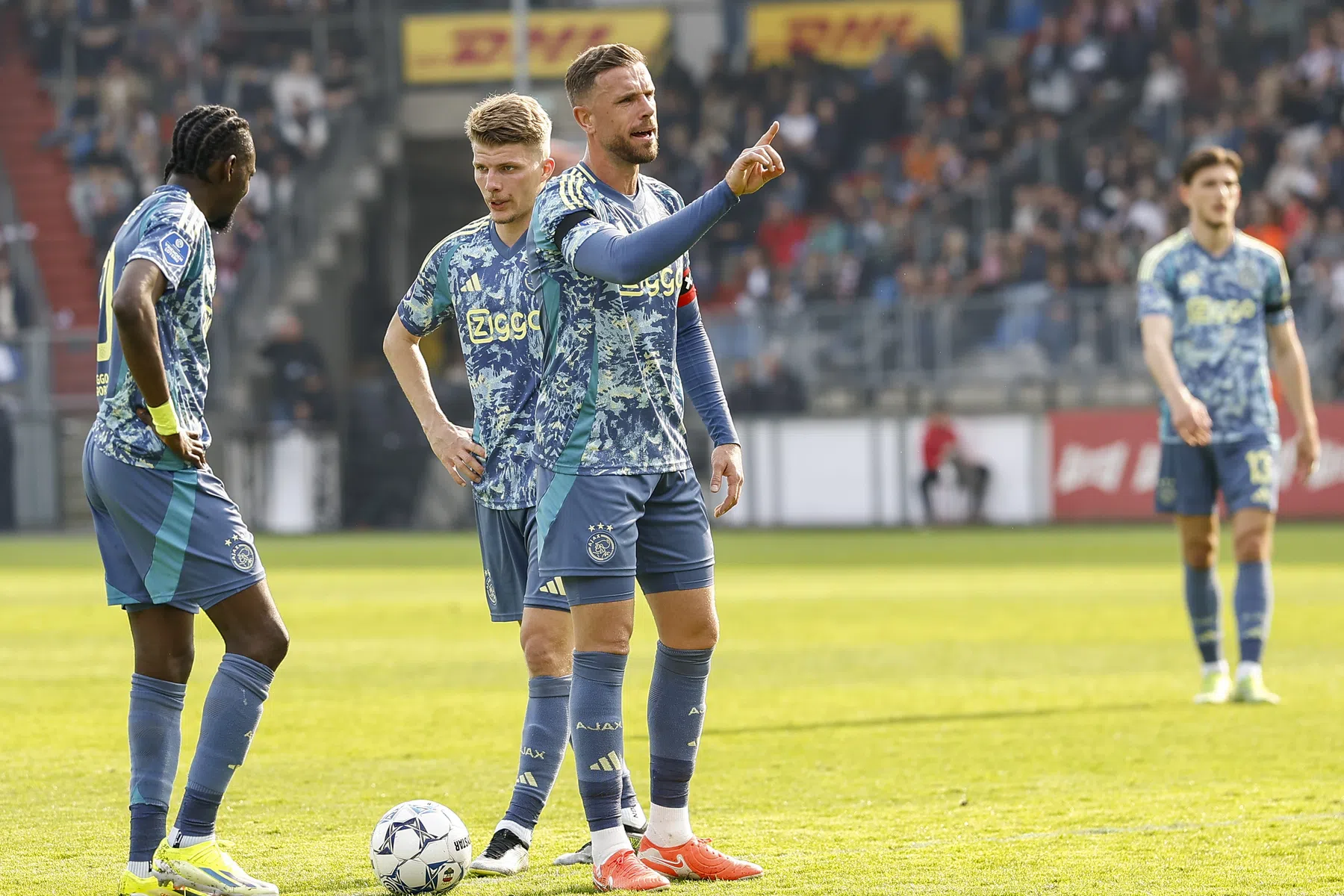 Ajax-fans woedend om niet gegeven penalty’s bij Willem II-uit | VoetbalNieuws