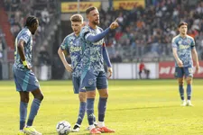 Thumbnail for article: Ajax-supporters woedend: 'Mogen er geen penalty's meer gegeven worden?!'