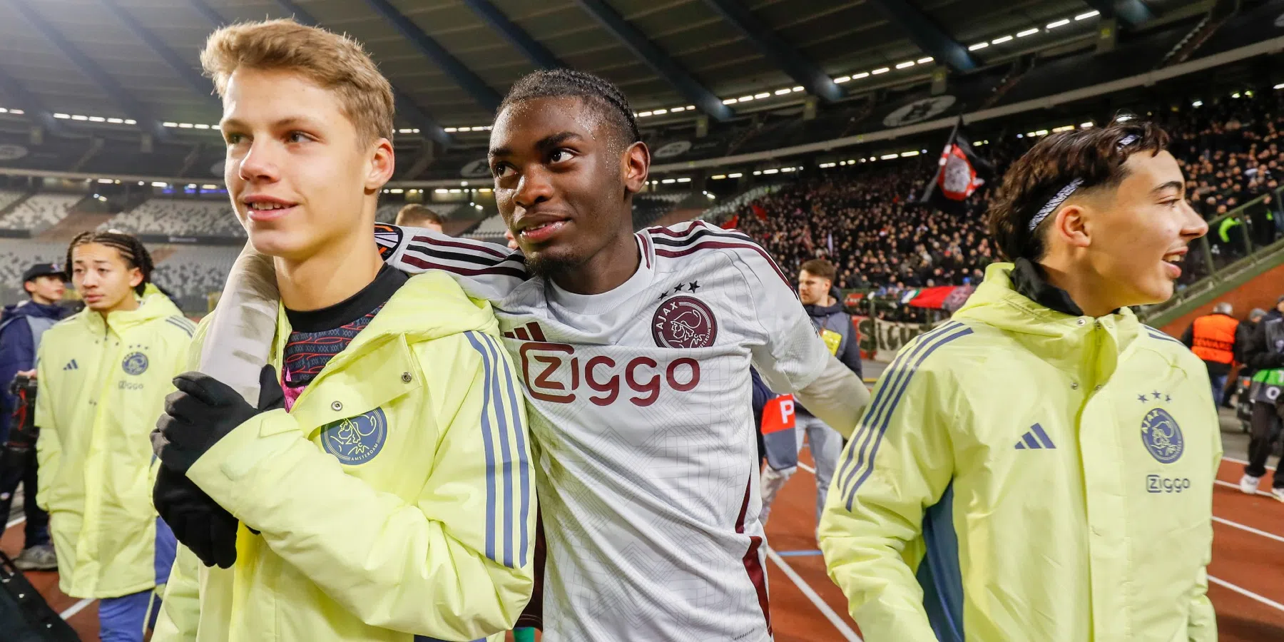 Ajax in gesprek met jeugdige toptalenten over toekomst | VoetbalNieuws