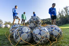 Thumbnail for article: Wanneer sluit de transfermarkt in Nederland voor het seizoen 2025/26?