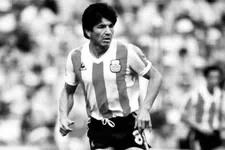Thumbnail for article: Luis Galván (77), rots in de Argentijnse defensie van ’78 overleden