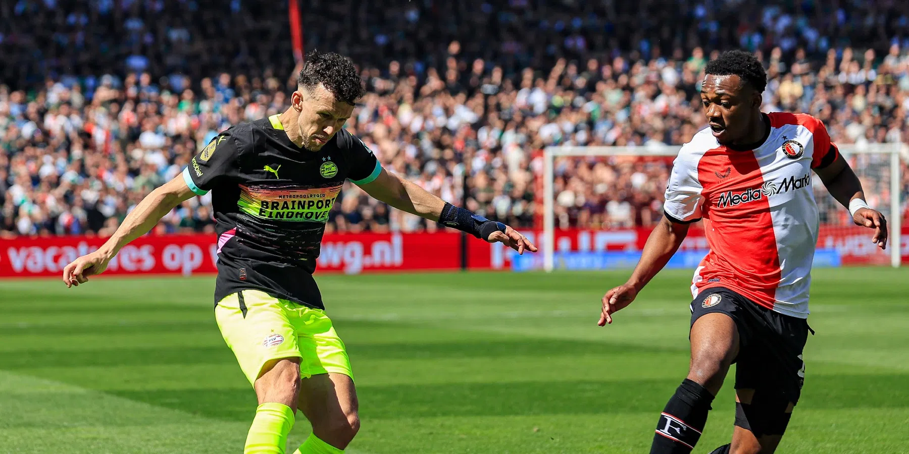 PSV wint in extremis van tiental Feyenoord en zit Ajax op de hielen in titelrace