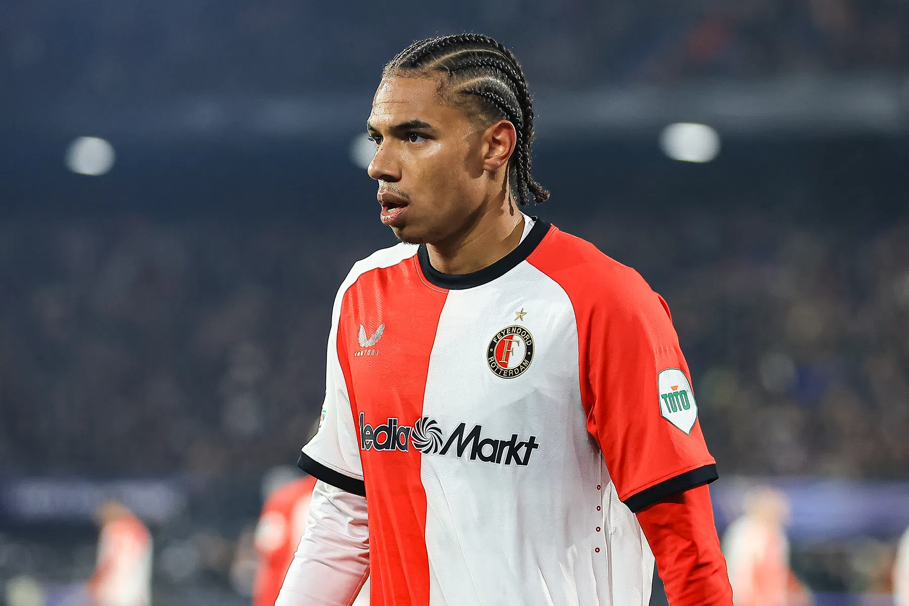 Stengs wil blijven bij Feyenoord: 'Geen vakantie voor mij' | VN