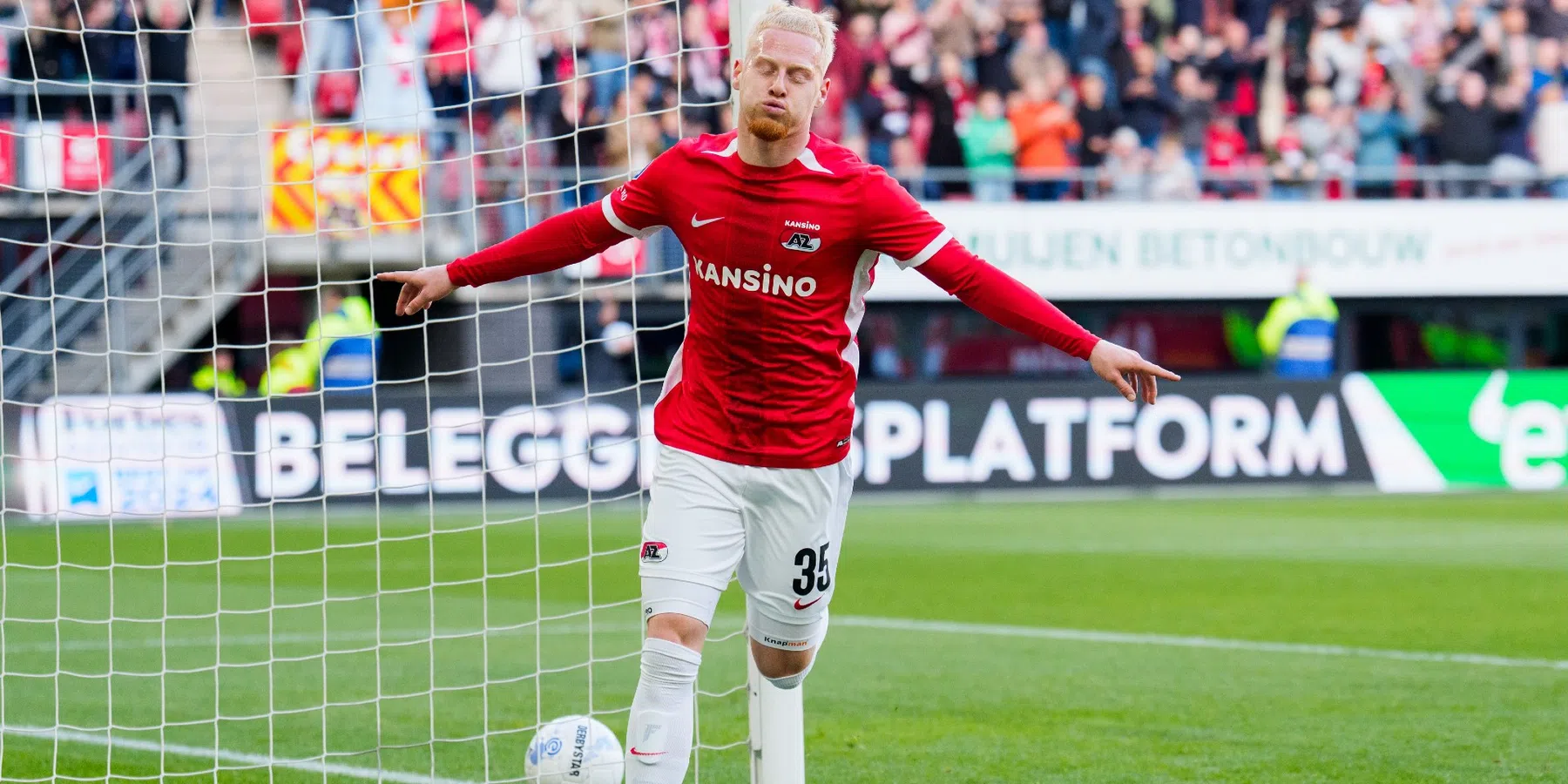 Meerdink schittert met hattrick: AZ rolt Heerenveen op in halve finale play-offs