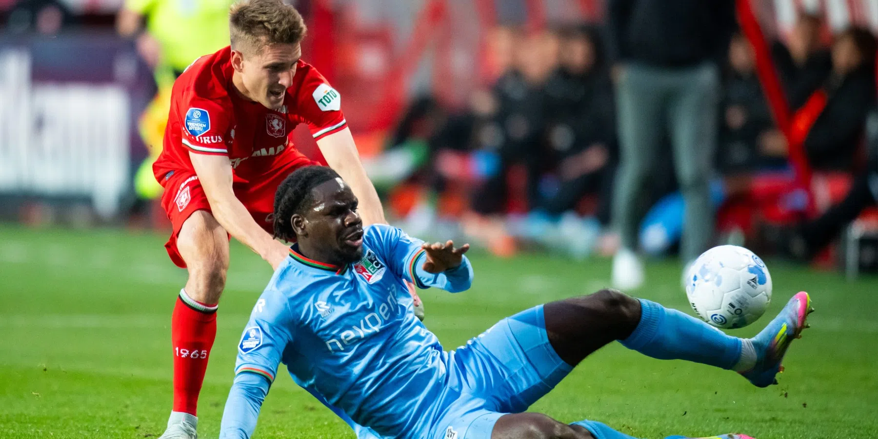 Tiental Twente overleeft verlenging tegen NEC en treft AZ in play-off-finale