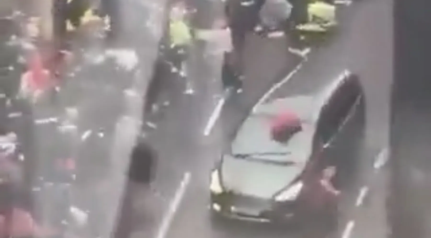 auto rijdt in op menigte tijdens huldiging van Liverpool