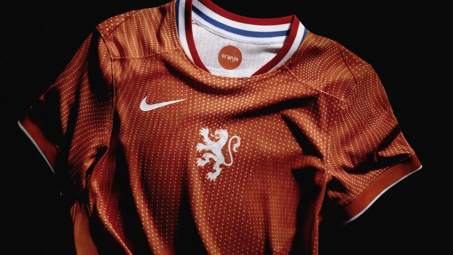 Nieuwe tenues Oranje Leeuwinnen voor EK 2025 onthuld | VoetbalNieuws