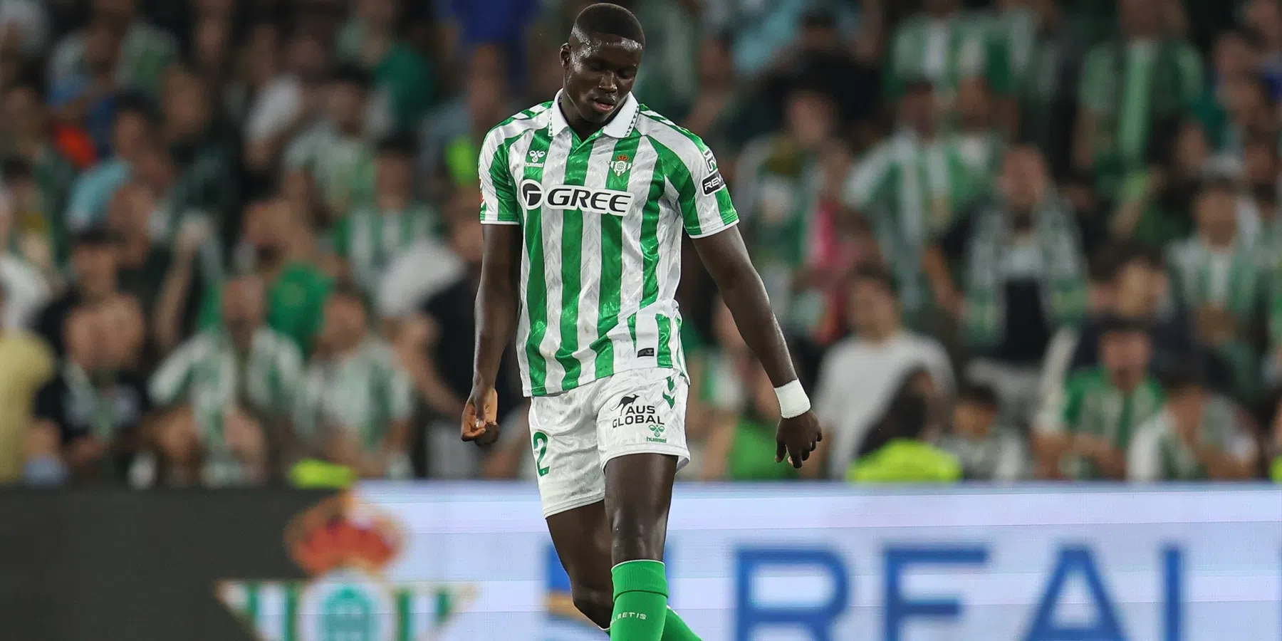 Dit is waarom de transfer van Mendy naar PSV nog op zich laat wachten