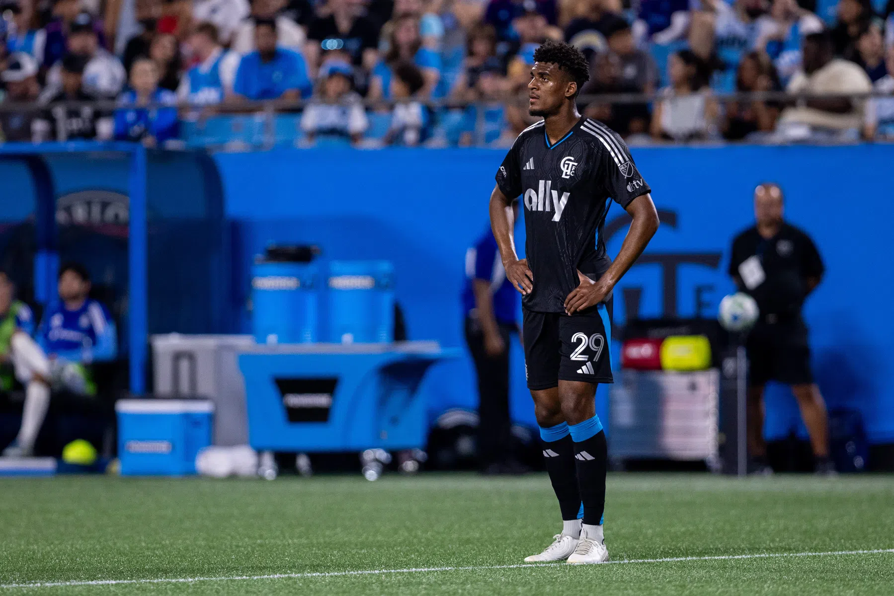 Wie is Adilson Malanda? Verdediger in beeld bij PSV | VoetbalNieuws