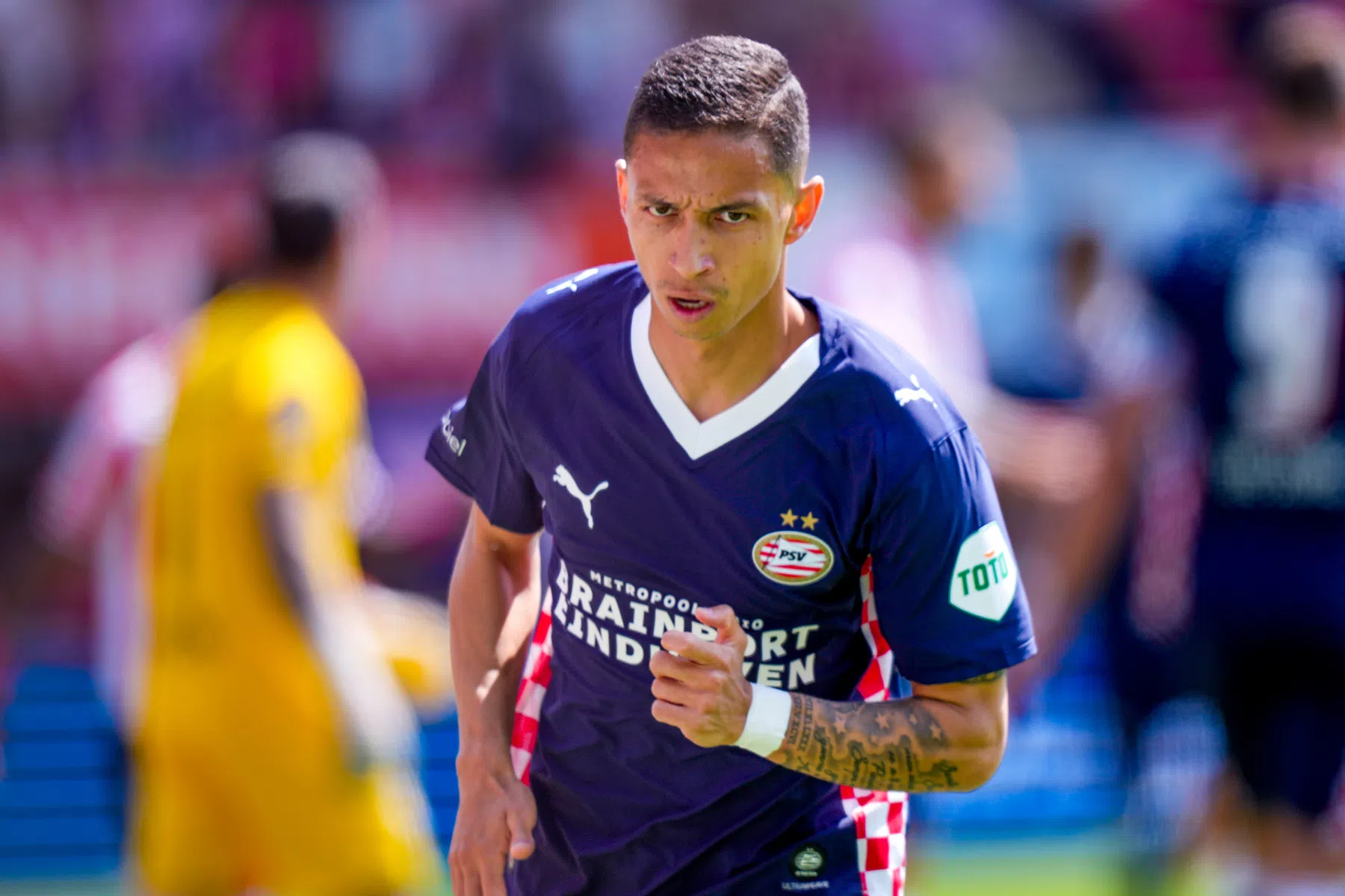 Mauro Junior verlengt bij PSV tot 2029 ondanks interesse Sevilla | VoetbalNieuws