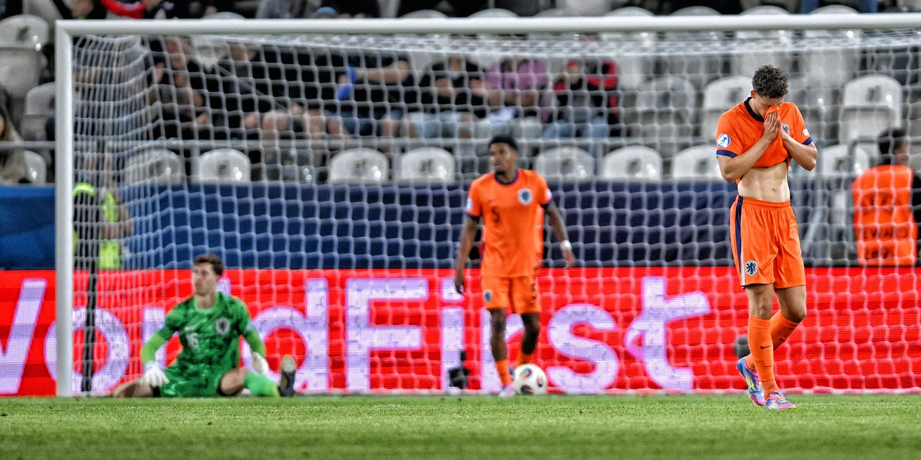 Nederlandse kranten zien 'valse start' Jong Oranje : 'Als een debutant gestart' 