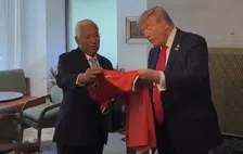 Bijzonder: Ronaldo stuurt gesigneerd shirt naar Trump met speciale boodschap