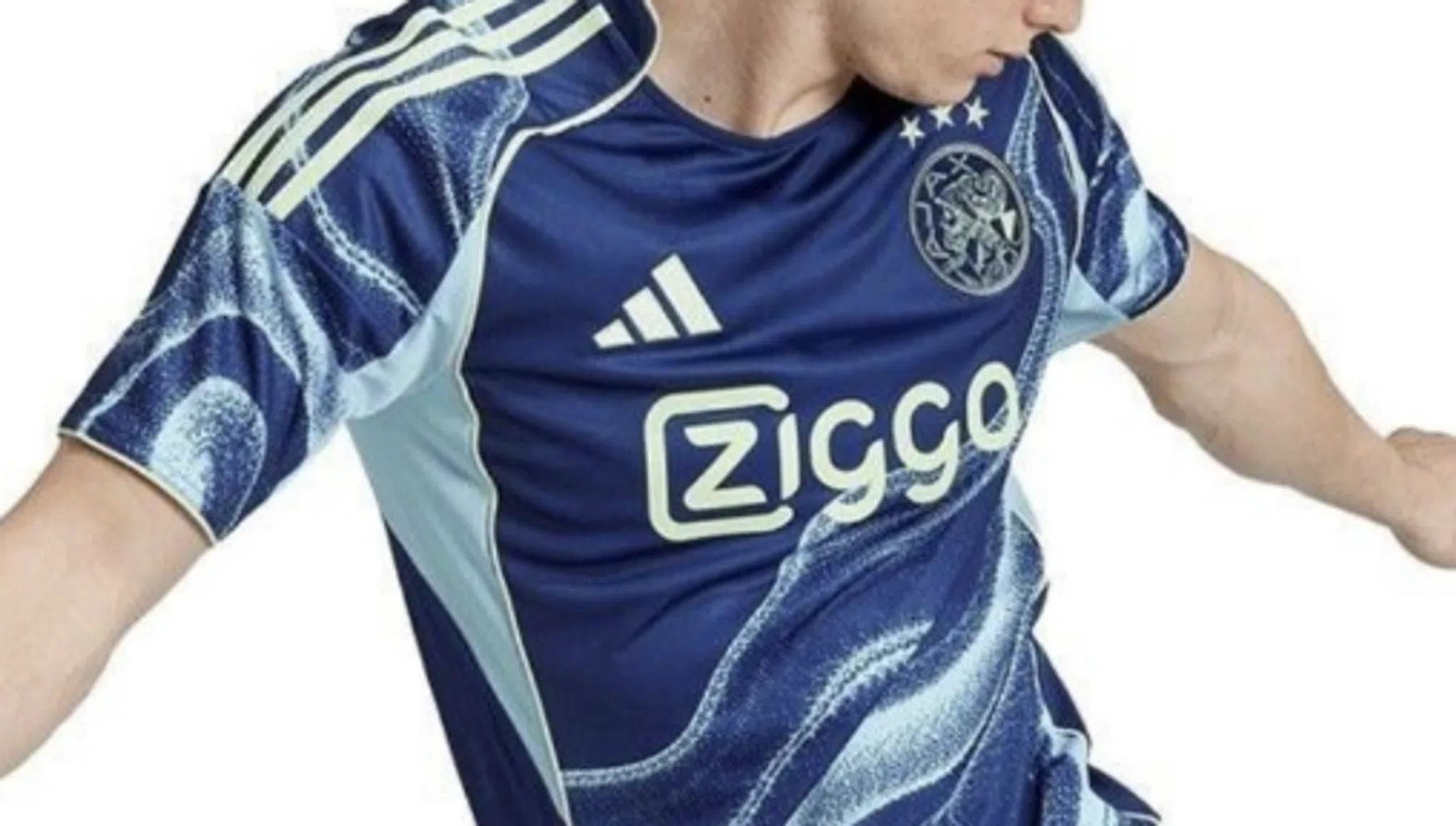 Uitgelekt: nieuw donkerblauw Ajax-uitshirt met klassiek logo | VoetbalNieuws
