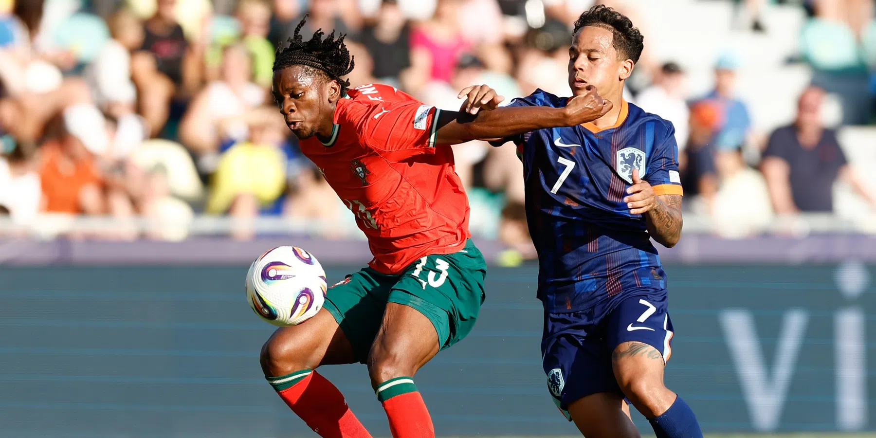 Jong Oranje stunt met tien man en verslaat Portugal in kwartfinale EK Onder 21