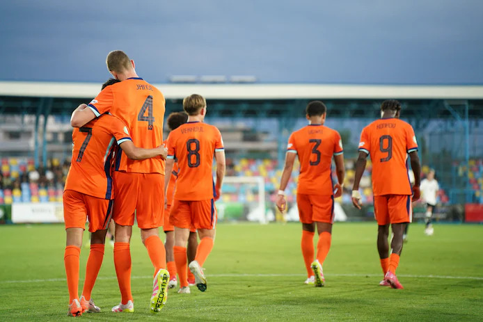 Nederland Onder-19 naar EK-finale na zege op Roemenië | VoetbalNieuws