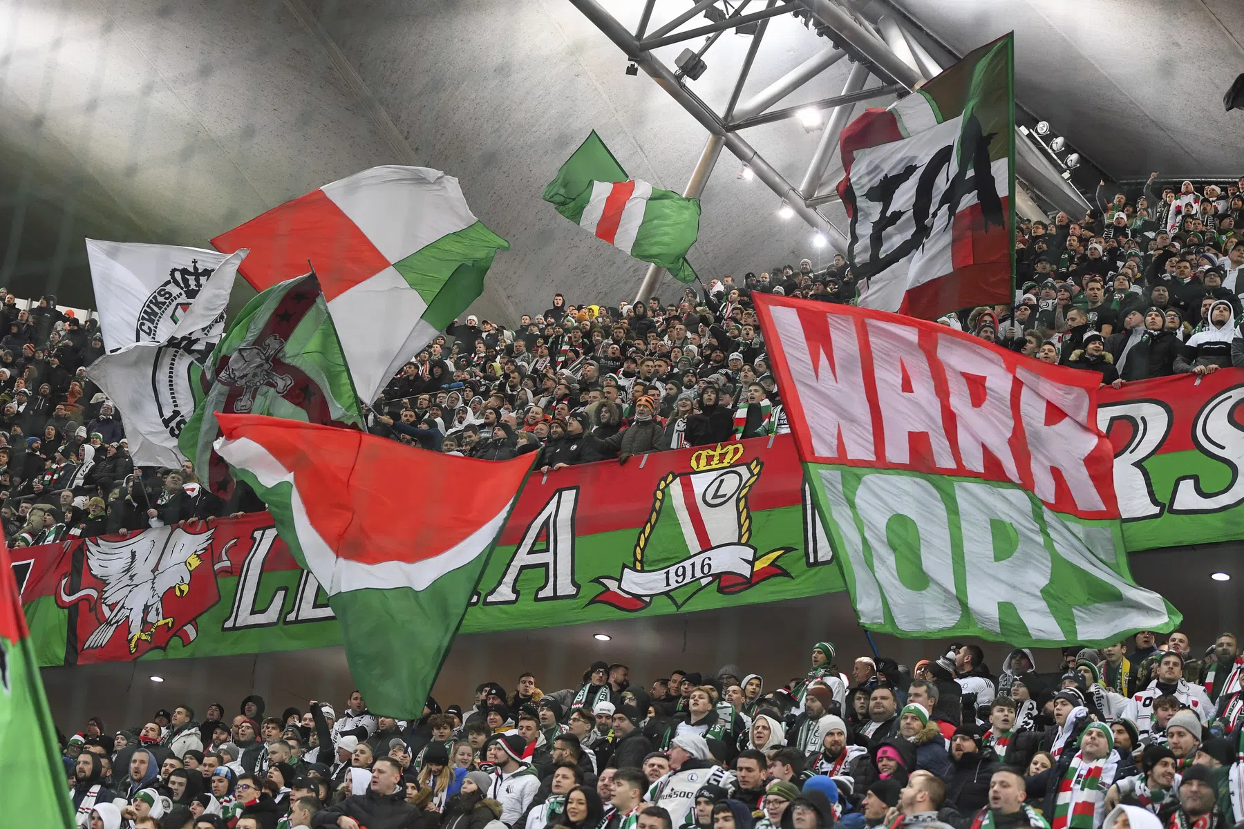AZ hoeft geen boete te betalen voor rellen Legia Warschau | VoetbalNieuws